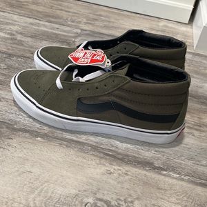 Vans sk8-mid reissue - army green - BNWOT -No Box -Sz 7.5 Men’s -MINT!